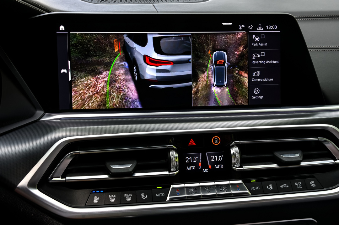 SMALL_[新聞照片三]BMW X5 xDrive25d旗艦版搭載360度環景輔助攝影，同時具備遠端3D監控功能。